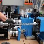 screw-removal-lab-extruder Screw removal lab extruder
