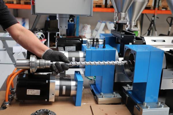 screw-removal-lab-extruder Screw removal lab extruder